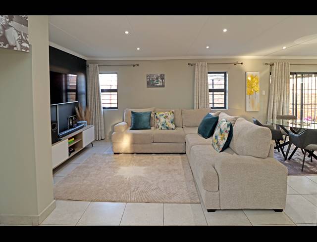 4 BEDROOM HOUSE FOR SALE IN COSMO CITY